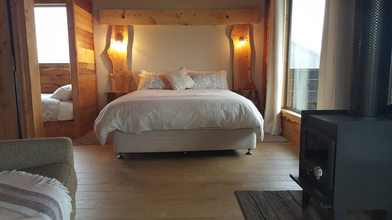 Rustic Hut Bush Retreat Bed & Breakfast Penguin Exterior photo
