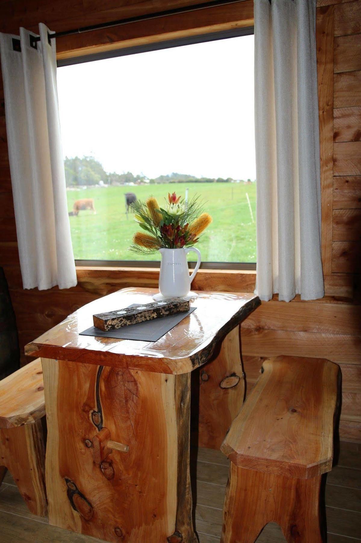 Rustic Hut Bush Retreat Bed & Breakfast Penguin Exterior photo