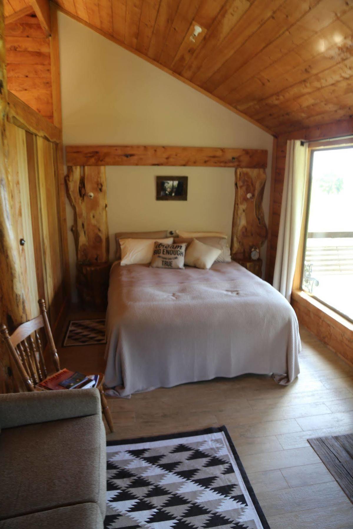 Rustic Hut Bush Retreat Bed & Breakfast Penguin Exterior photo