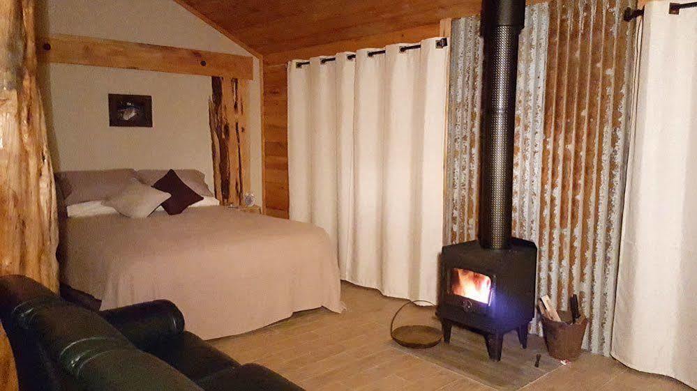Rustic Hut Bush Retreat Bed & Breakfast Penguin Exterior photo
