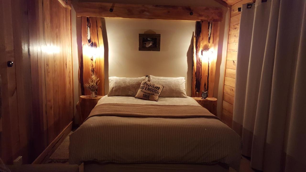 Rustic Hut Bush Retreat Bed & Breakfast Penguin Exterior photo